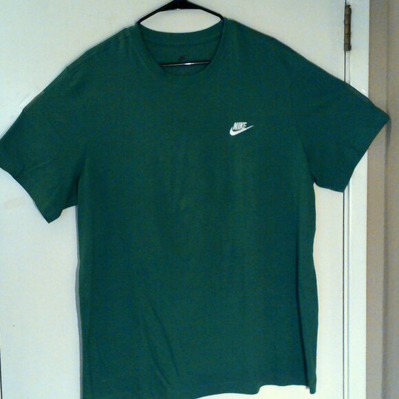 NIKE SPORTSWEAR "Club Embroidered Tee" MEN'S GREEN WHITE T-SHIRT XL AR4997-365 - Picture 1 of 6